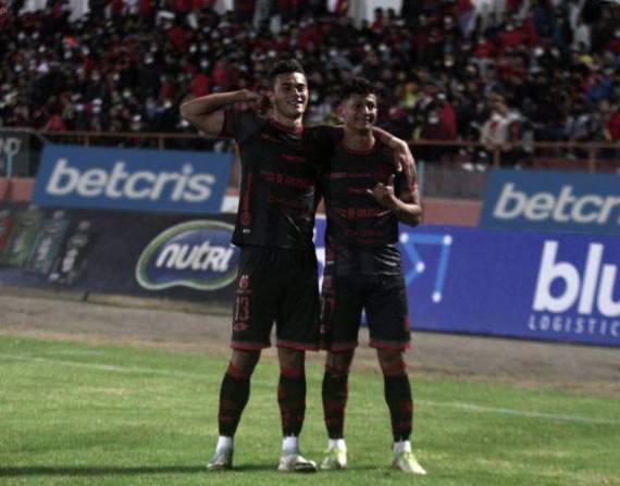 Becerra, de 34 años, debutó con un gol a los 81 minutos, tras una polémica falta de penalti pitada por el árbitro Jefferson Macías y protestada por los del Gualaceo.