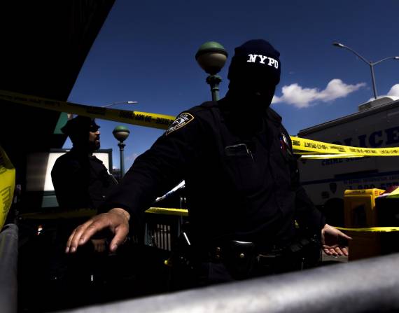 Policías de la ciudad de Nueva York a la entrada de una estación de metro de la ciudad de Nueva York donde varias personas fueron baleadas ayer en el distrito de Brooklyn de Nueva York