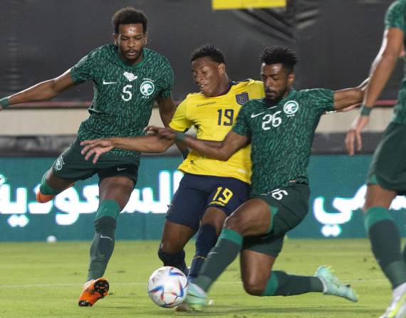 Gonzalo Plata disputando el balón con dos defensores de Arabia Saudita.