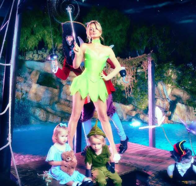 Paris Hilton junto a su familia disfrazada.