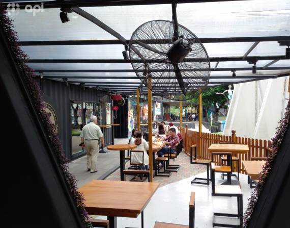 En plazas comerciales y restaurantes de Guayaquil hay personas que ya no usan mascarillas.