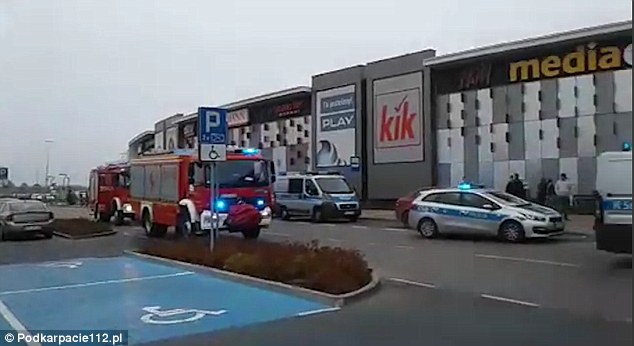 Polonia: un hombre atacó con un cuchillo a decenas de personas en un mall