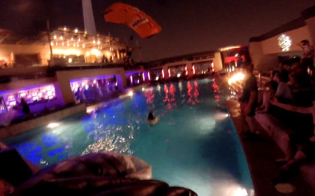 Así es aterrizar en la piscina de un edificio al estilo James Bond