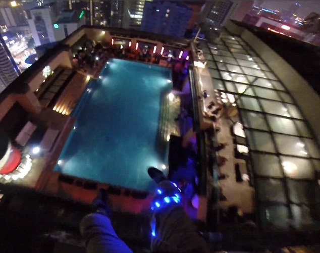Así es aterrizar en la piscina de un edificio al estilo James Bond