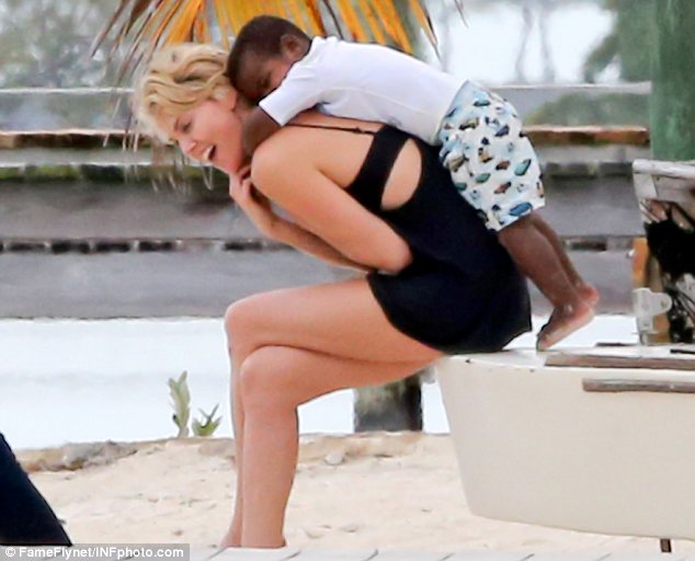 Charlize Theron dice sentirse violada por la prensa