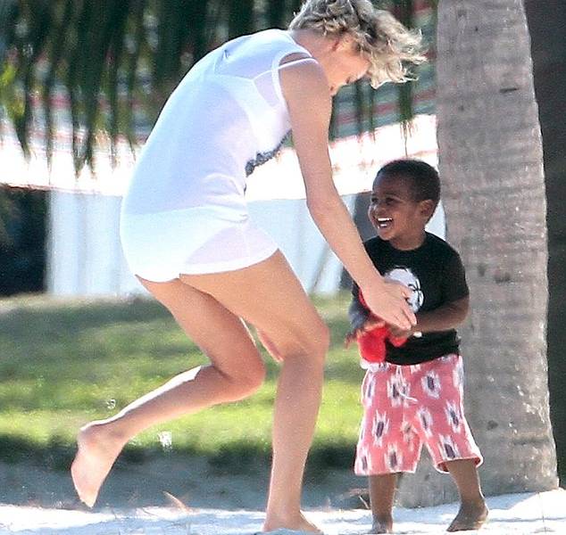 Charlize Theron dice sentirse violada por la prensa