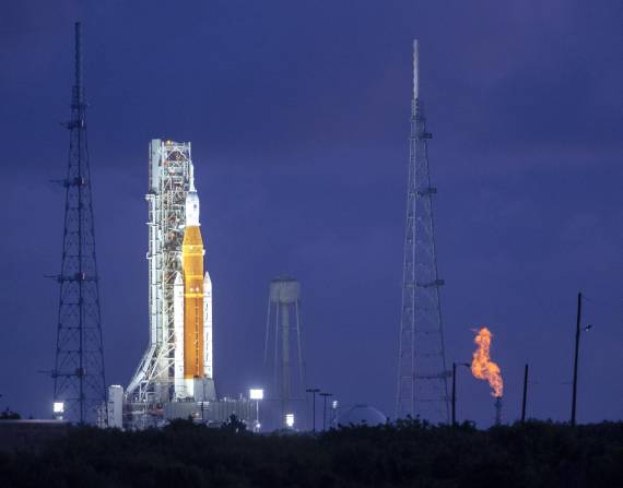 Registro general este lunes, 29 de agosto, del cohete SLS con la cápsula Orión en su cúspide, que hacen parte de la misión Artemis I, la primera misión tripulada a la Luna de la NASA desde el Apolo 17 en 1972, en la plataforma 39B del Centro Espacial Kennedy, en Merrit Island (Florida, EE.UU.)