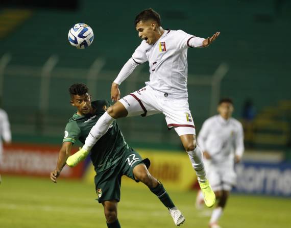 Rafael Uzcategui (d) de Venezuela disputa el balón con Carlitos Rodríguez de Bolivia hoy, en un partido de la fase de grupos del Campeonato Sudamericano Sub'20 entre las seleccione de Bolivia y Venezuela en el estadio del Deportivo Cali en Cali (Colombia). EFE/ Ernesto Guzmán Jr.
