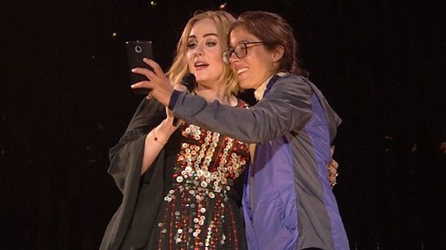 Adele eructa por accidente en la cara a una fan que le pidió una selfie