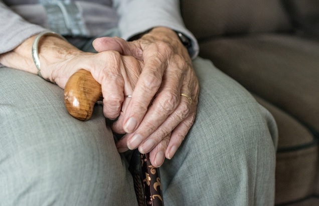 Mujer de 102 años sospechosa de matar a su vecina