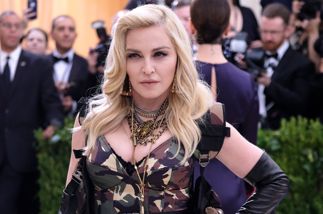 Madonna sale caminando con bastón tras concierto en Londres