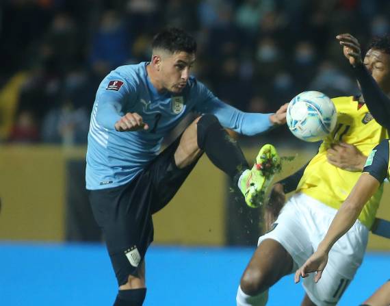 José María Giménez (i.) golpeó dentro del área a Michael Estrada (11).