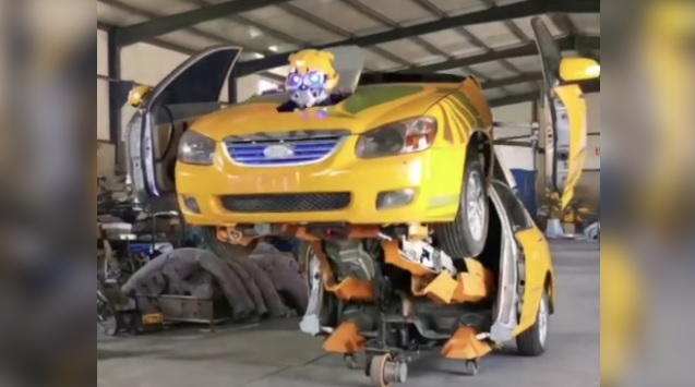 Convierten autos antiguos en Transformers de hasta 12 metros