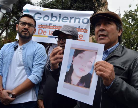 Este lunes 24 de octubre, familiares y amigos de Alba Bermeo protestaron en el centro de Cuenca y exigieron justicia por la muerte de la joven.