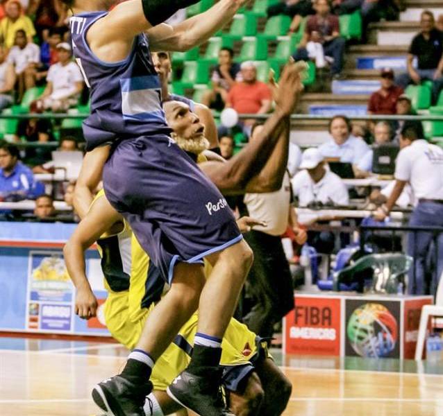 Argentina aplasta a Ecuador en torneo Sudamericano de baloncesto