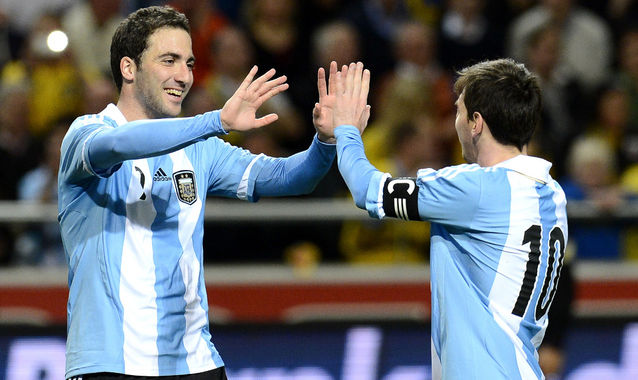 Higuaín dice que Messi y él se benefician con el juego de Argentina
