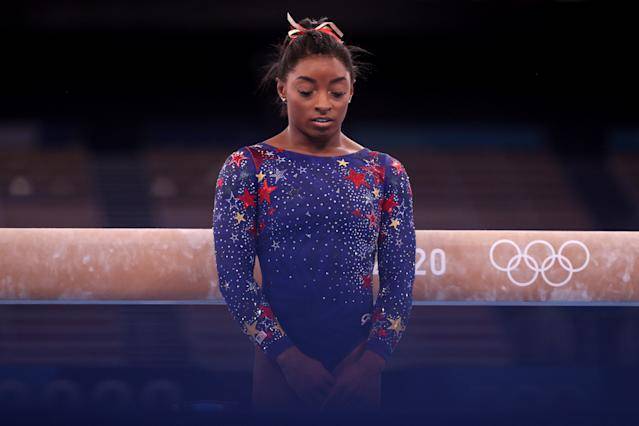Biles se retira de la final, Rusia gana su primer oro por equipos