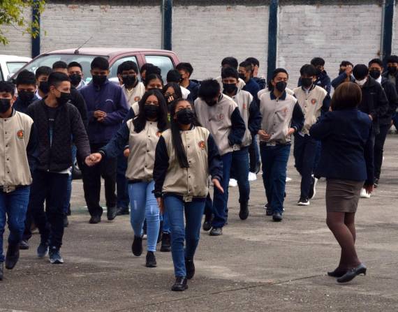 Federación Médica Ecuatoriana y gremios de educadores piden que las clases continúen en la virtualidad
