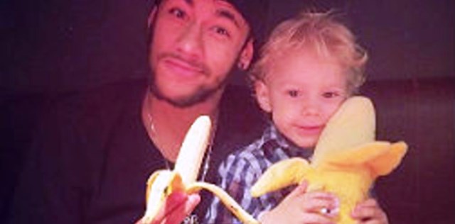 Neymar se come una banana en respaldo a Dani Alves