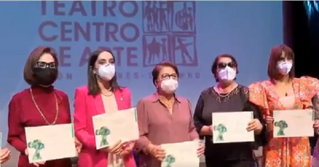 Nueve mujeres ecuatorianas fueron premiadas por la Sociedad Femenina de Cultura