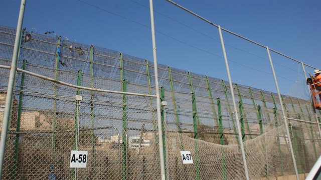Más de mil migrantes intentan saltar valla para entrar en España