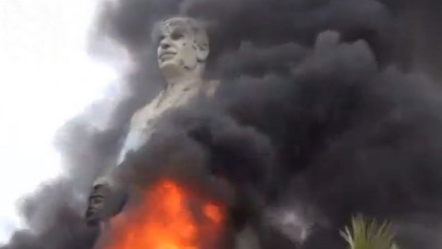 Rebeldes sirios capturan a gobernador y derrumban estatua de Al Asad