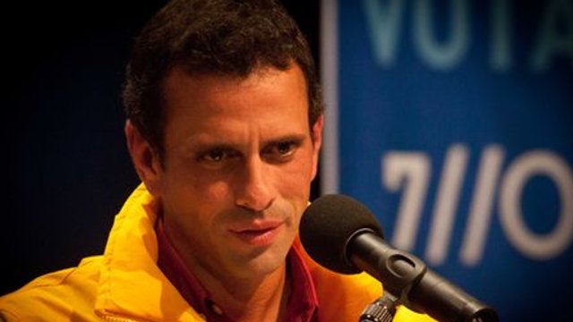 Capriles acusa a Maduro de atacarle para tapar &quot;gran mentira&quot; de Chávez