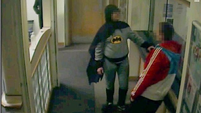 Hombre vestido de Batman entrega a delincuente en comisaría inglesa