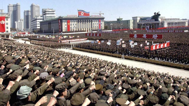 Corea del Norte celebra con un desfile su 65º aniversario de fundación