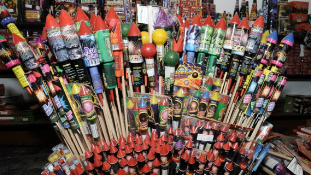 Autoridades piden precaución al usar pirotecnia en estas fiestas