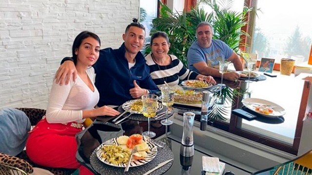 Ronaldo viajó con su familia a Portugal por el coronavirus