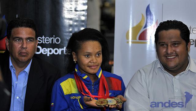 Ecuatoriana Neisy Dajomes, campeona mundial del juvenil de pesas