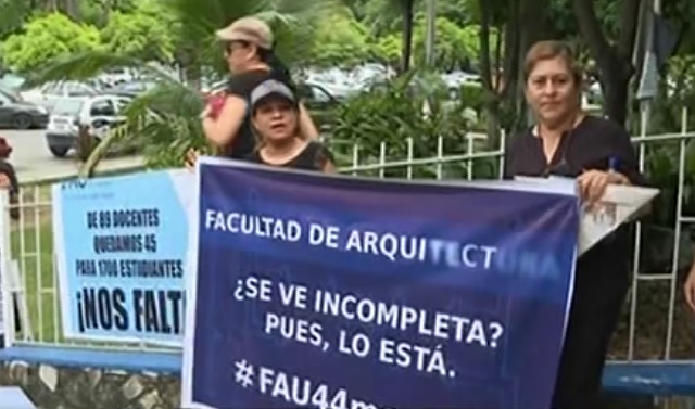 Maestros protestan por despidos en U. de Guayaquil