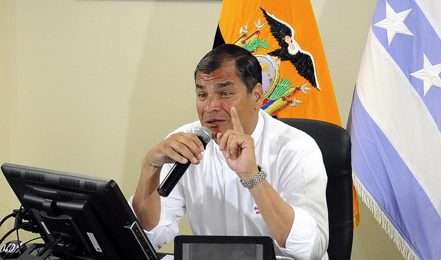 Correa dijo que Guayaquil debe asumir competencia del tránsito con o sin consulta