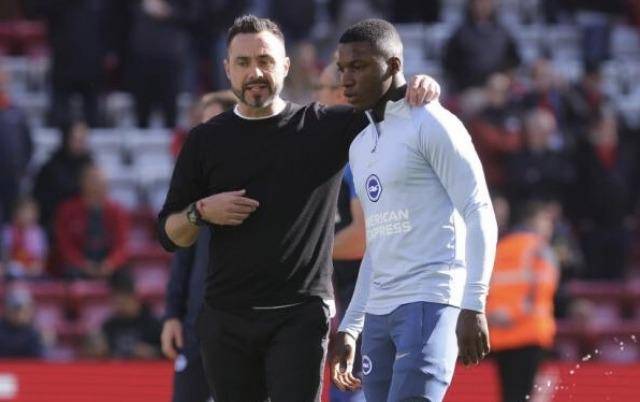 Roberto De Zerbi y Moisés Caicedo.