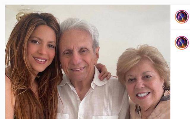 Shakira junto a su familia en una imagen subida en redes sociales.