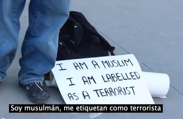Un musulmán sale a la calle con los ojos vendados y solicitó abrazos