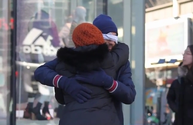 Un musulmán sale a la calle con los ojos vendados y solicitó abrazos