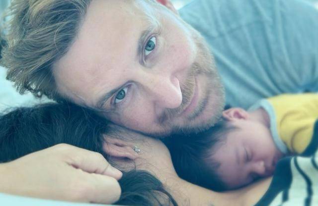 Imagen de David Guetta con su novia Jessica y su tercer hijo, Cyan.