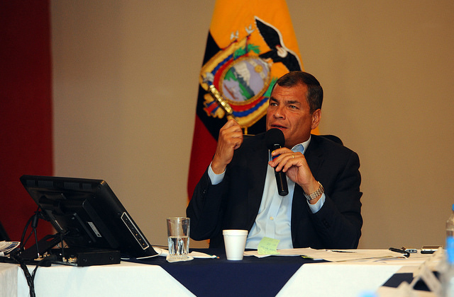 Presidente analiza no asistir a misa del papa Francisco