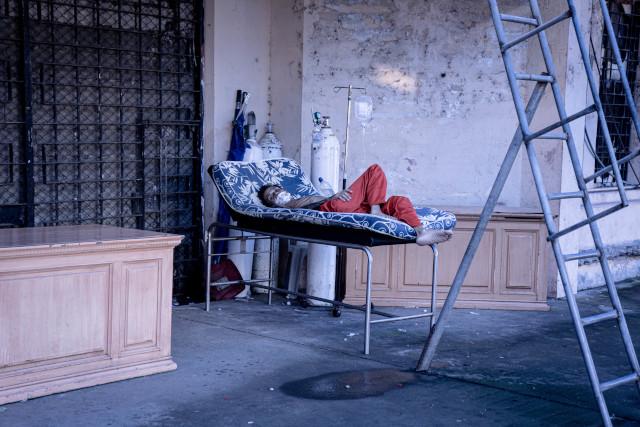 Ante la falta de espacio adecuado, un preso con tuberculosis permanece con un suero, en una camilla ubicada en el exterior del policlínico de la Penitenciaría.