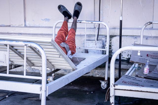 Ante la falta de colchones, los presos se acuestan sobre cartones, mientras son atendidos por enfermedades como tuberculosis y desnutrición. Foto captada en abril de 2025.