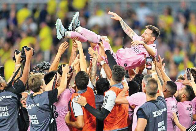 Messi celebrando con sus compañeros.
