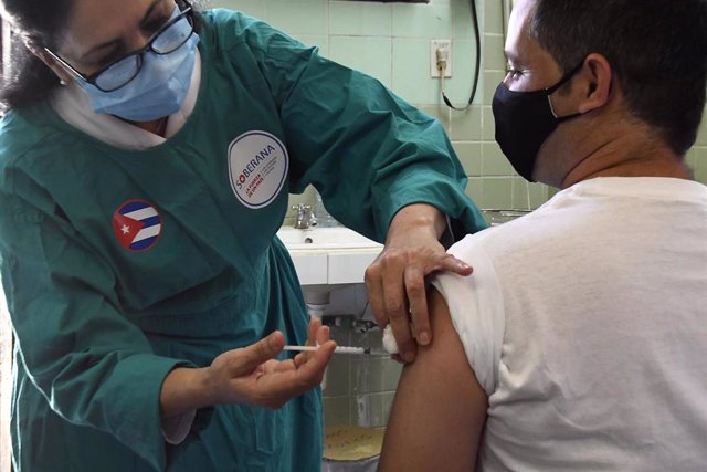 Cuba inicia la última etapa del ensayo de sus vacunas mientras aumentan los contagios