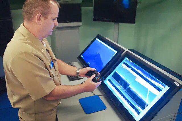 Imagen de un miembro de la Marina de Estados Unidos usando un control de Xbox para un submarino.