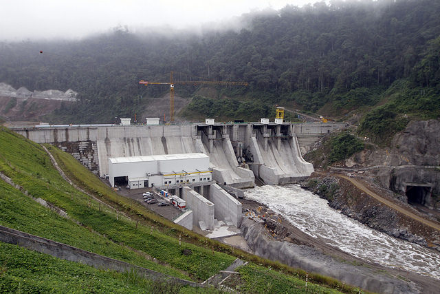 Correa y Glas inauguraron central hidroeléctrica de Manduriacu