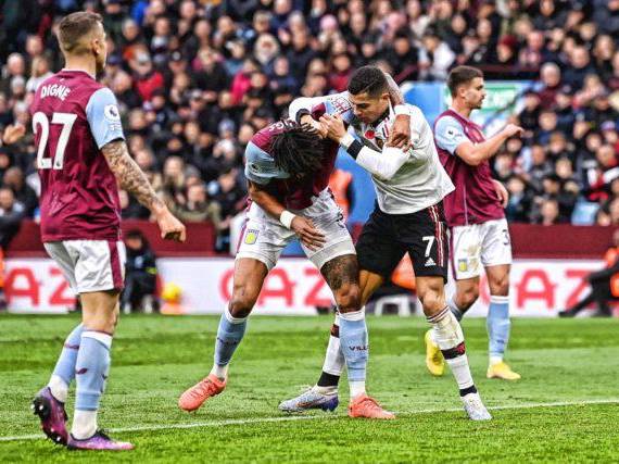 Momento exacto del forcejeo ilegal entre CR7 y Mings.