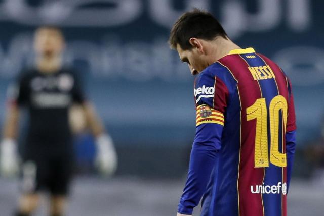 Messi ve la roja por primera vez como jugador del Barcelona