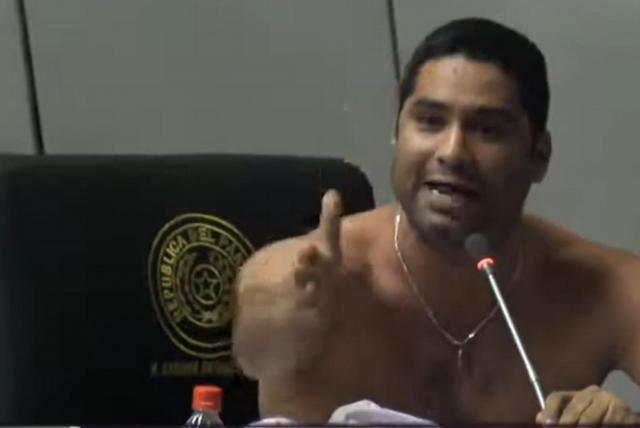 Diputado paraguayo se saca la camisa en la Asamblea para pedir reapertura con Brasil