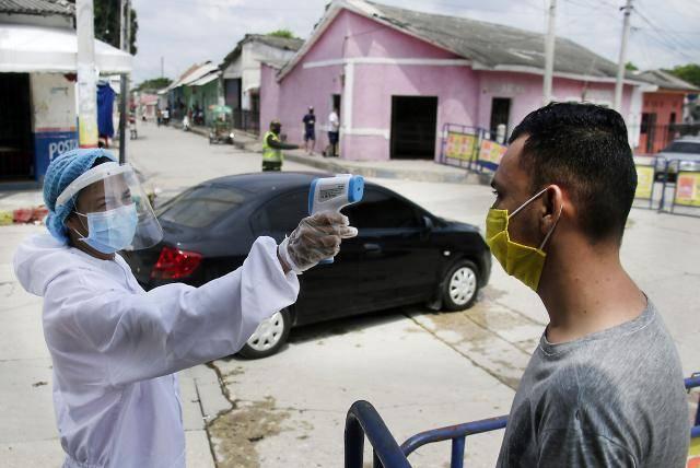 Las &quot;patrullas covid&quot; persiguen al coronavirus en las fiestas en Barranquilla